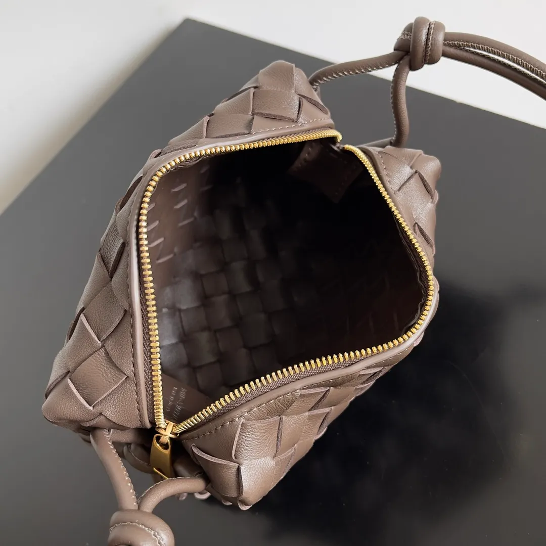 Batch 1560 New version and new color (third generation) 𝗕𝗼𝘁𝘁𝗲𝗴𝗮 𝗩𝗲𝗻𝗲𝘁𝗮———— The latest version of the loop camera bag💥 at the BV King of Cost-Effectiveness counter, large woven texture➕As always, ultra-high-quality lambskin, with zippers and adjustable drawstrings, it is especially suitable for the belly💫It can fit anything, and it is very light in weight. It is suitable for girls of all ages. Size: 17*10*6cm Style number: 723547